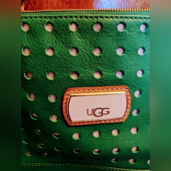 💚UNIQUE🌟UGG crossbody purse/sling bag🌟perforated detail🍀green leather! COOL! - Picture 3 of 15